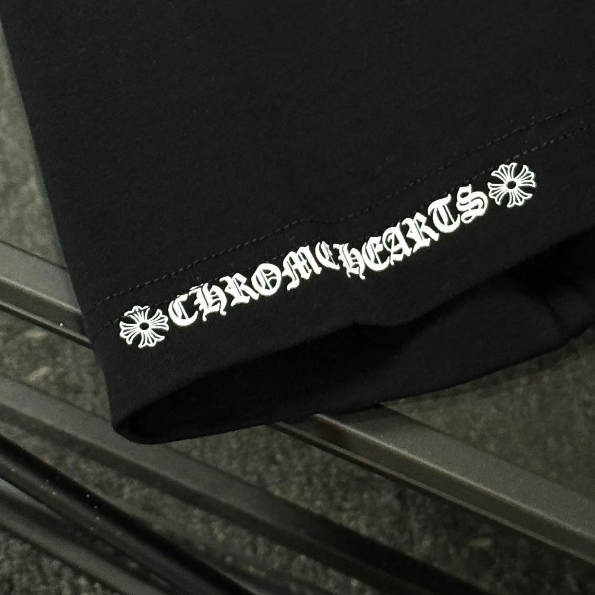 P170 Chrome Hearts Chrome Hearts 25 high-end versions. The fabric is made of 300 grams of high-density pure cotton. It does not deform or shrink. It has three labels. It is the same style for men and women. Technology: Digital printing. Color: White. Black. SIZE: S-XL.